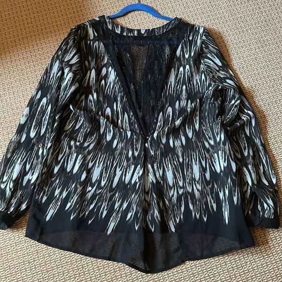 Miracle body large l tunic sheer lace in back with button to create flow hot - Picture 3 of 9